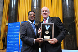 Larry Lawrence ’69GS receives the Columbia Alumni Medal